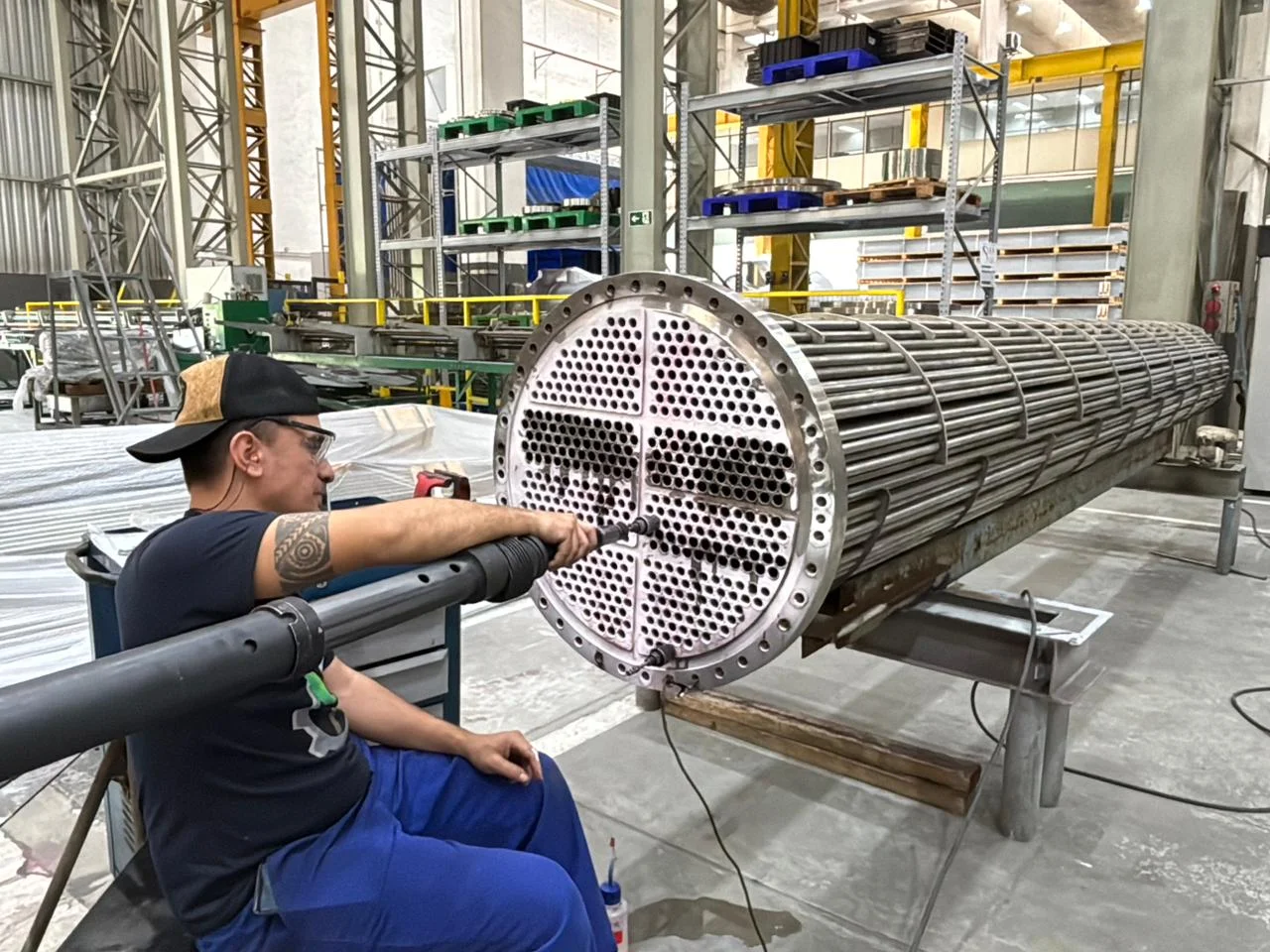 Manutenção de trocadores de calor Apema sendo realizado na etapa de mandrilhagem de tubos.