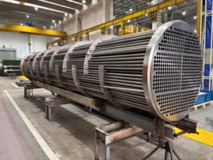 Feixe tubular em ambiente industrial, representando um artigo da Apema sobre permutador de calor.