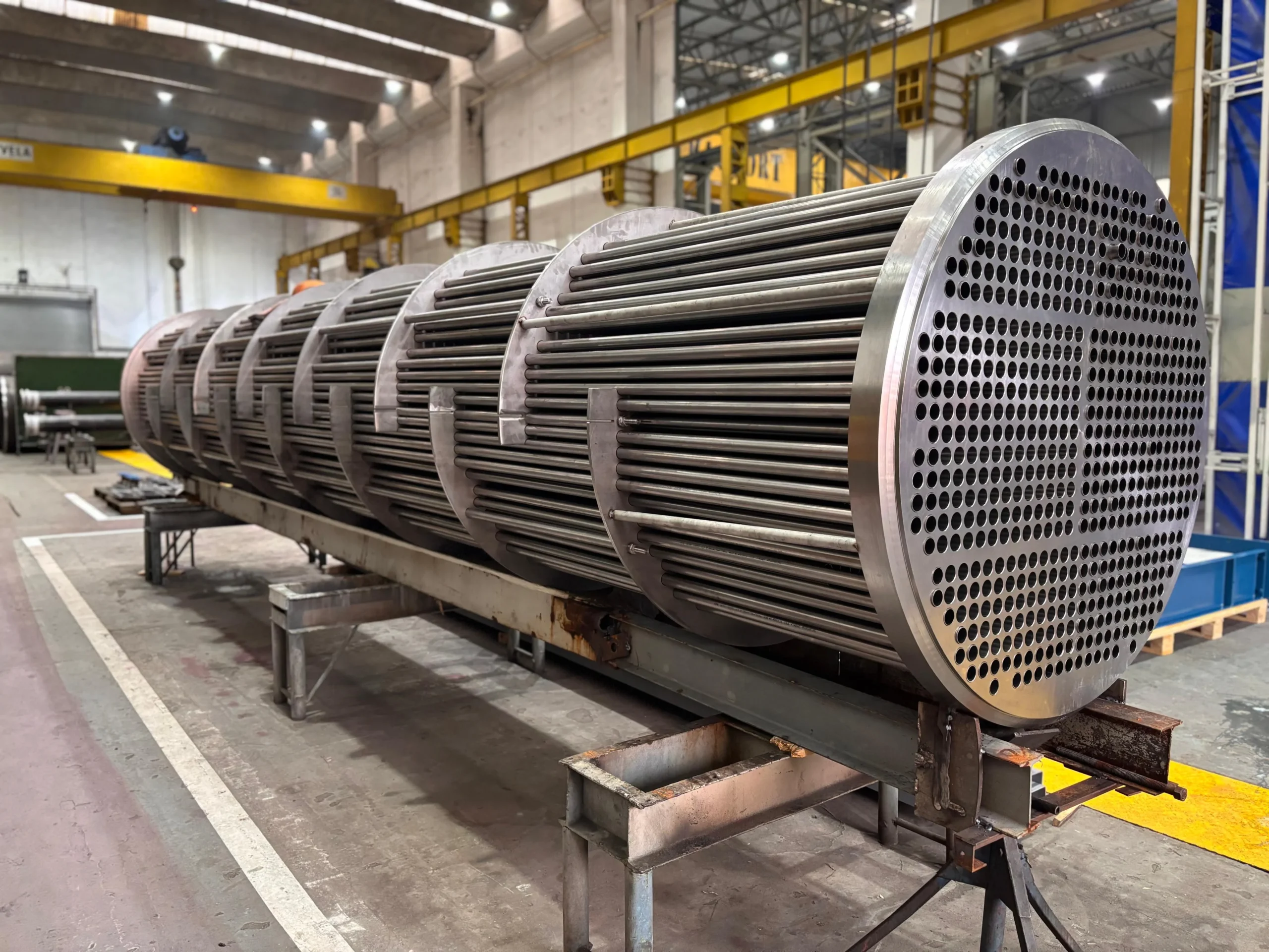 Feixe tubular em ambiente industrial, representando um artigo da Apema sobre permutador de calor.