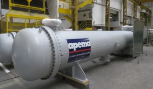 Imagem de um trocador de calor industrial casco e tubos da Apema em uma fábrica.