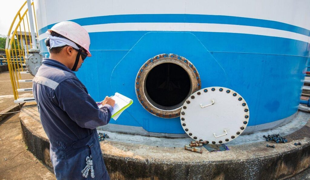 Saiba como escolher o tanque de armazenamento industrial ideal para sua operação 2 Manutenção de tanque de armazenamento industrial