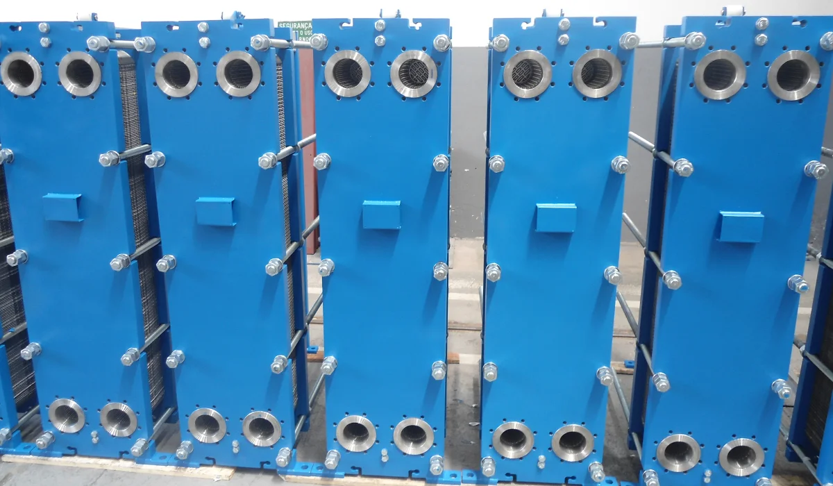 Imagem de trocador de calor placas desmontáveis empilhado da Apema, um ao lado do outro.