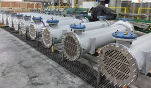 Diversos trocadores de calor para indústria da Apema estão um ao lado do outro em um ambiente fabril.