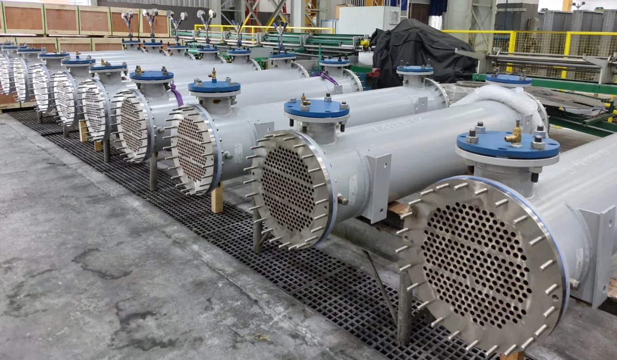 Diversos trocadores de calor para indústria da Apema estão um ao lado do outro em um ambiente fabril.