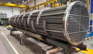 Imagem de feixe de trocador de calor na fábrica da Apema, aguardando o faceamento de espelhos.