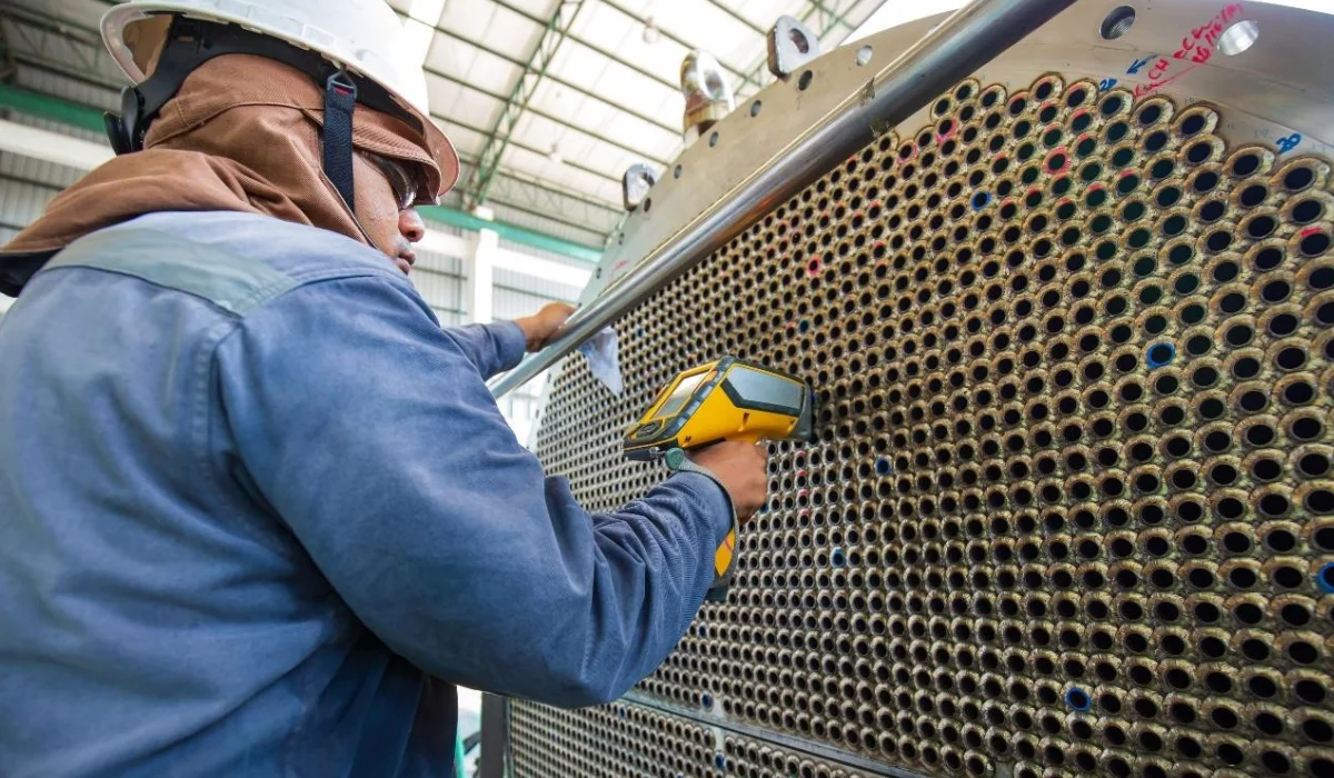 Imagem de operador realizando manutenção de trocadores de calor da Apema em uma indústria.