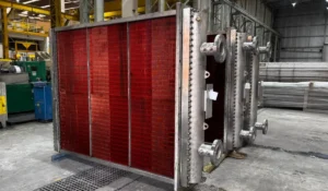 Imagem de radiador aletado da Apema em ambiente industrial, ilustrando um artigo da marca sobre trocador de calor aletado.