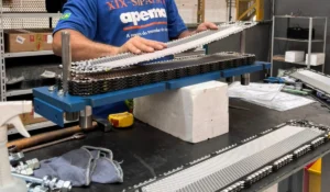 Imagem de operador montando um trocador de placas gaxetado na fábrica da Apema.