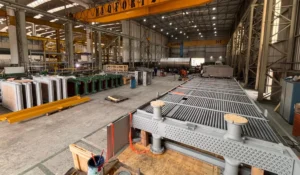 Interior de fábrica com equipamentos industriais e trocador de calor, que ilustra um conteúdo da Apema sobre eficiência térmica.