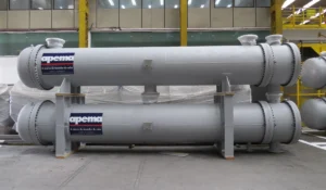 Trocadores de calor industriais cinza da Apema em ambiente industrial, que ilustram um conteúdo da marca sobre trocadores de calor.