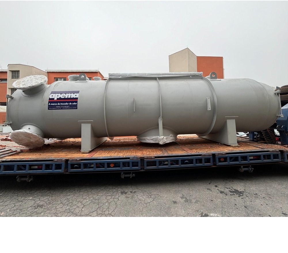 O condensador de superfície está posicionado sobre paletes na fábrica Apema.