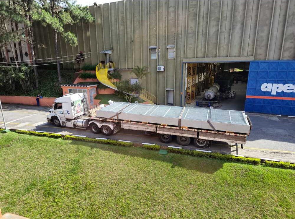 O Air Cooler está posicionado sobre um suporte de ferro na fábrica.