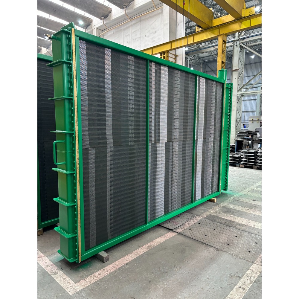 O Resfriador de Ar x Água está sobre paletes no chão da fábrica.