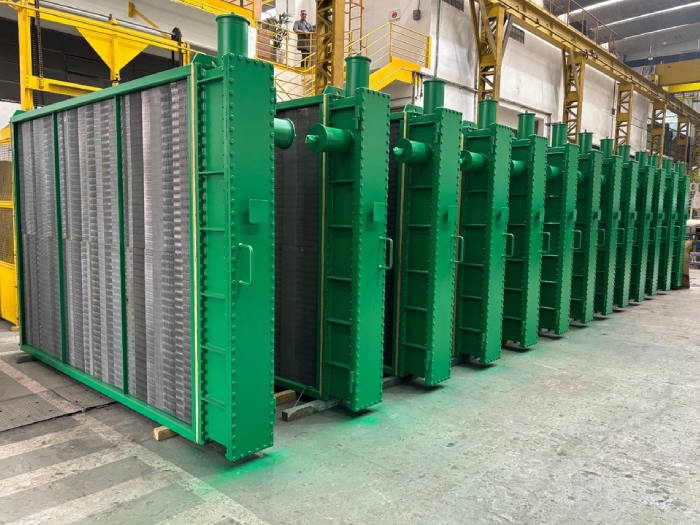 O Resfriador de Ar x Água está sobre paletes no chão da fábrica.