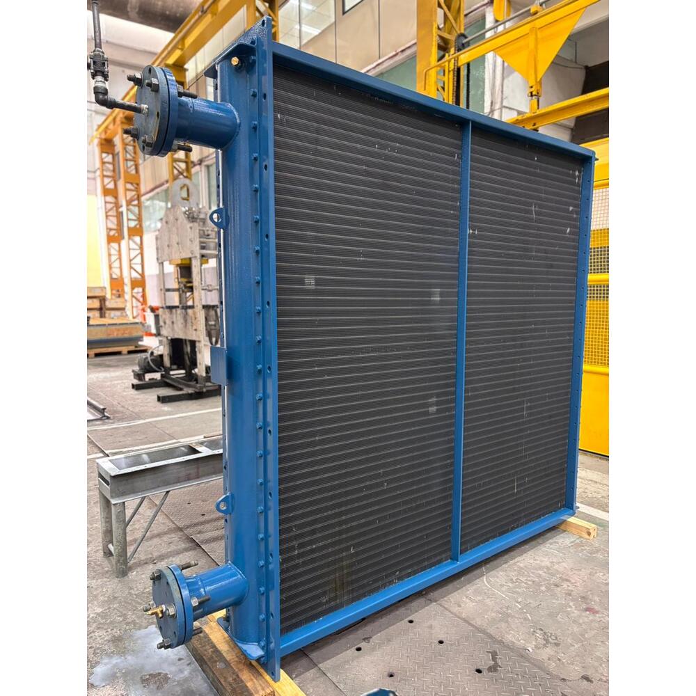 O Resfriador de Ar x Água está sobre paletes no chão da fábrica.