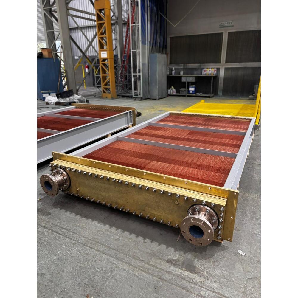 O Resfriador de Ar x Água está sobre paletes no chão da fábrica.